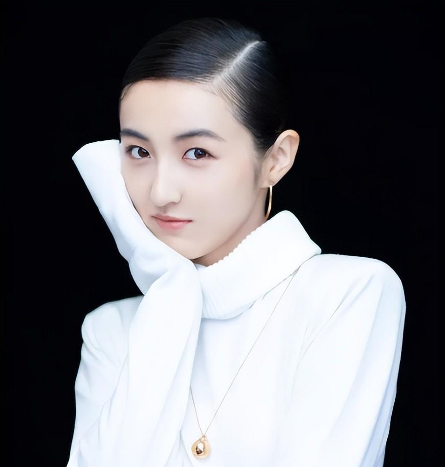 所以王珞丹早年一直都是短发刘海示人.