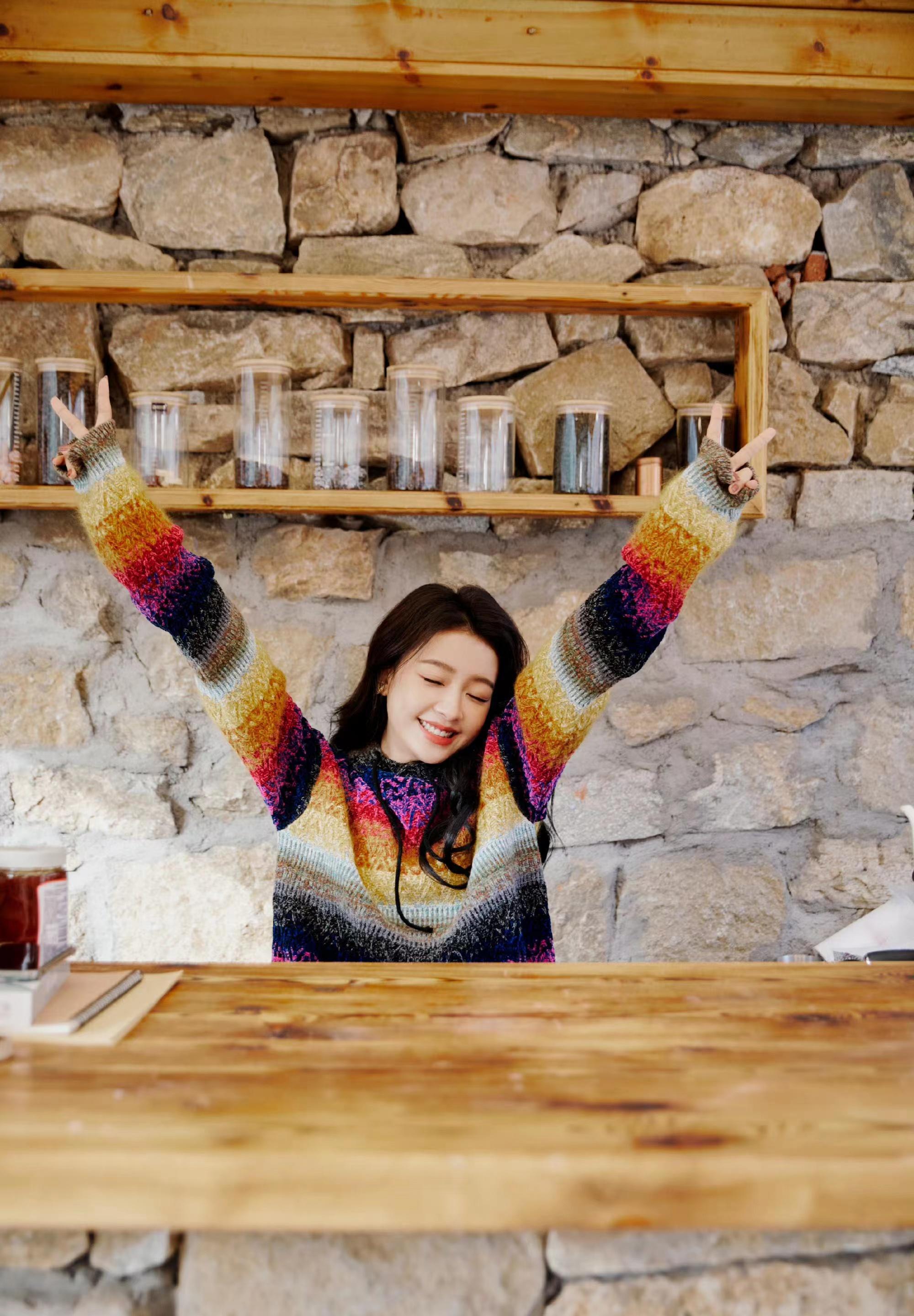 孙怡身穿条纹卫衣搭配牛仔裤清新甜美29岁少女范儿十足