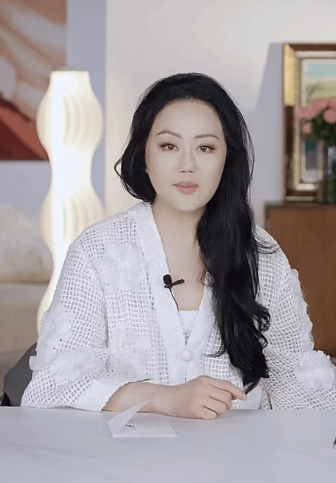 59岁章小蕙外出被偶遇,小腹凸起被疑有孕,保养得宜颜值依旧在线_身材