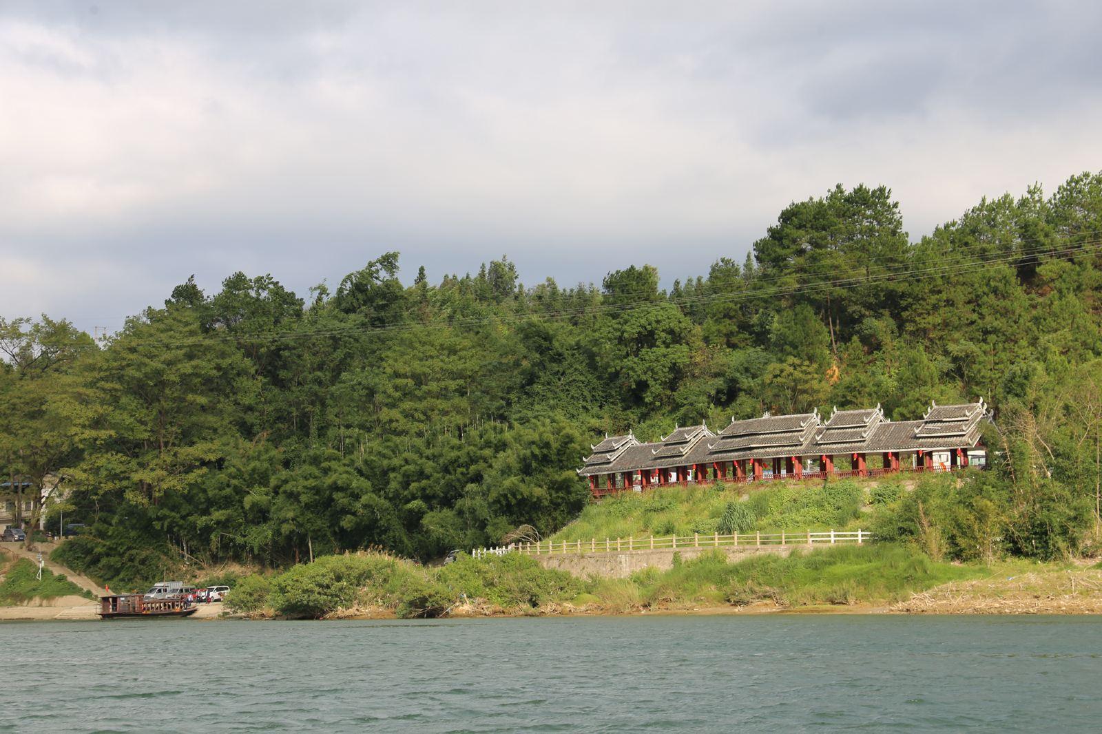 广西"水上漂"古镇,当地人400年不修桥,想进村只能坐船_丹洲_柚子_城墙