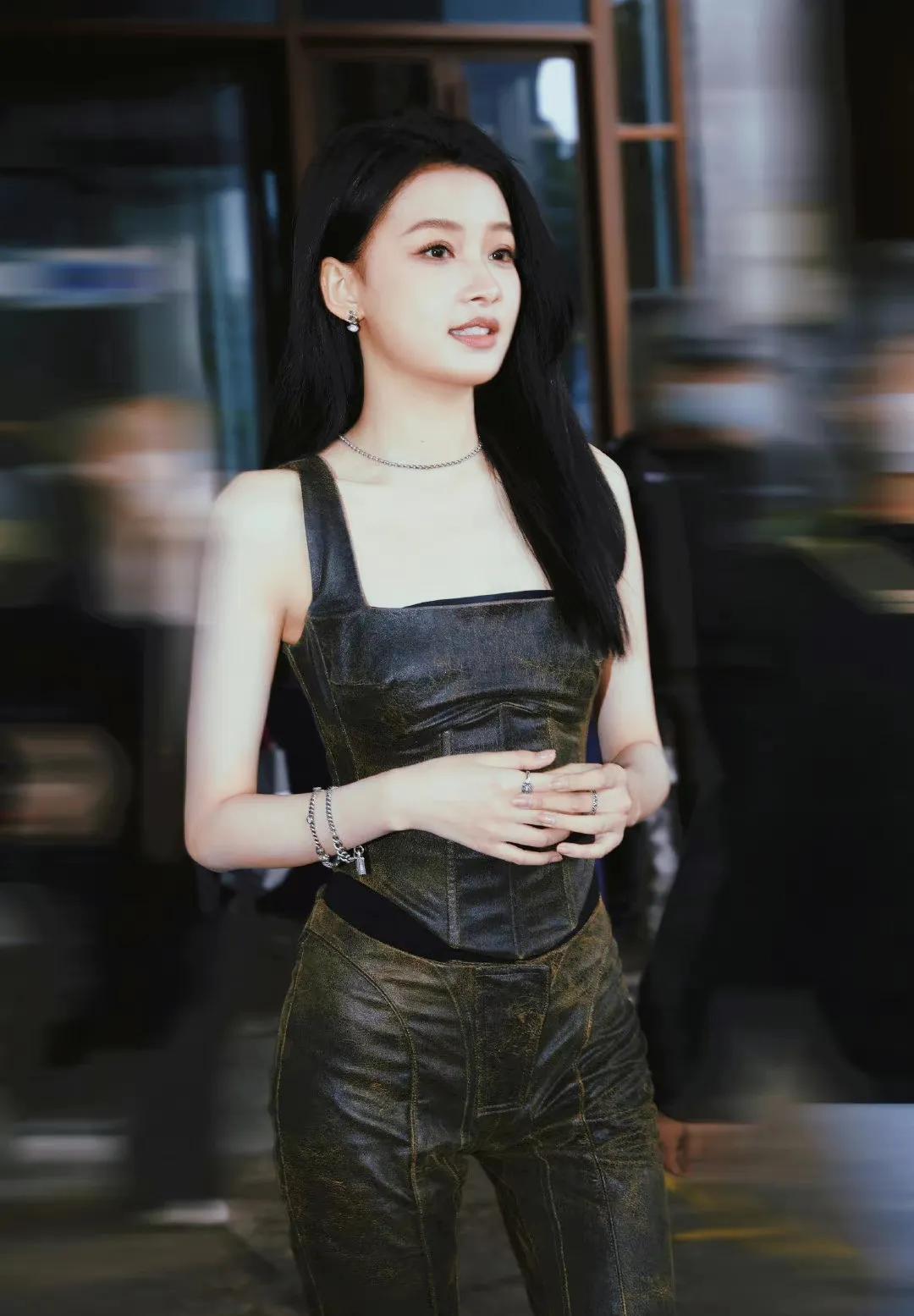 孙怡元音朋克酷girl造型,穿吊带抹身材皮衣套装,变身酷飒辣姐