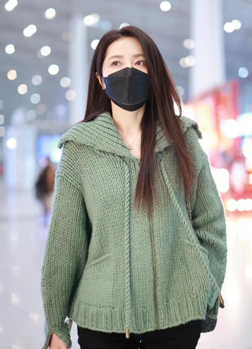 曾黎米兰时装周归来，身穿绿色大翻领针织外套搭配黑色长裤，清新又时髦_手机搜狐网