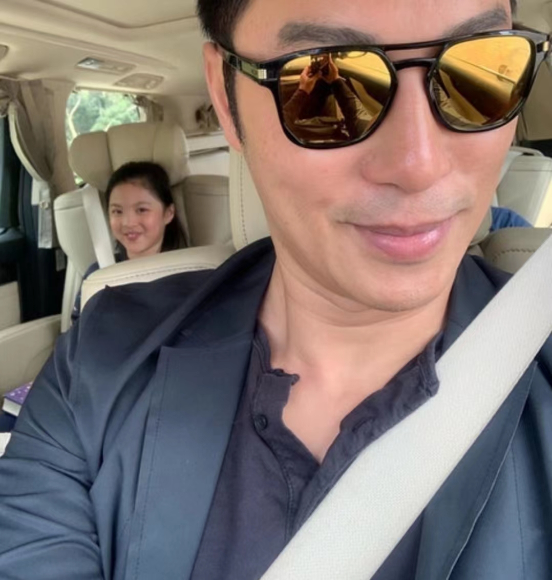 的点滴以及儿女们的近况,之前谭耀文还曾分享过女儿tamia跳舞的短片