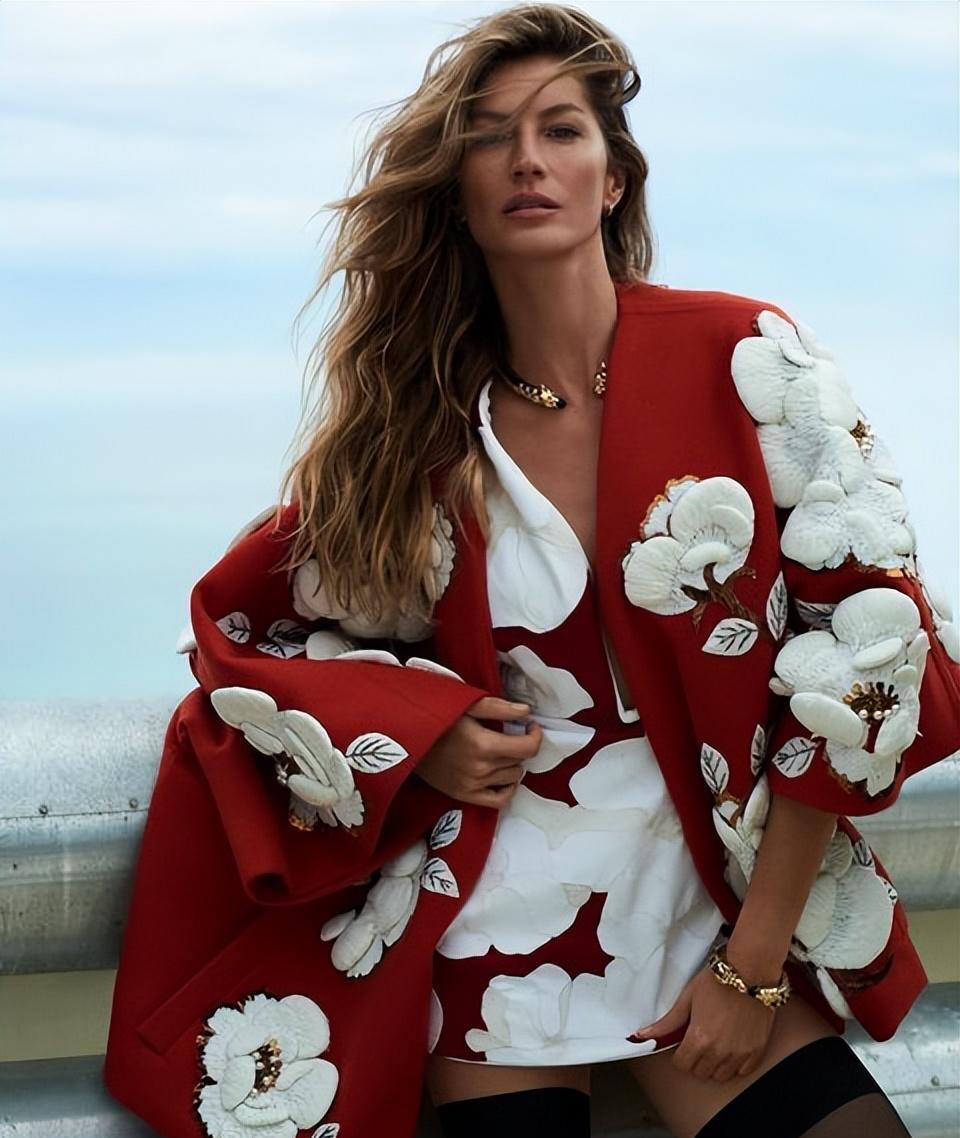 41岁吉赛尔·邦辰化身"兔女郎",穿黑色丝袜,双腿比男模的还长_布雷迪