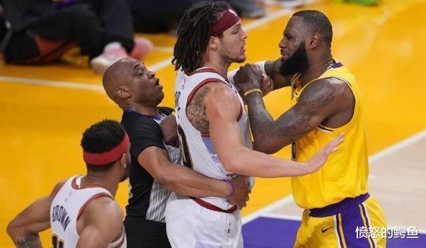 詹姆斯和阿隆戈登在nba西部决赛第4场对决_汤普森_比赛_评论