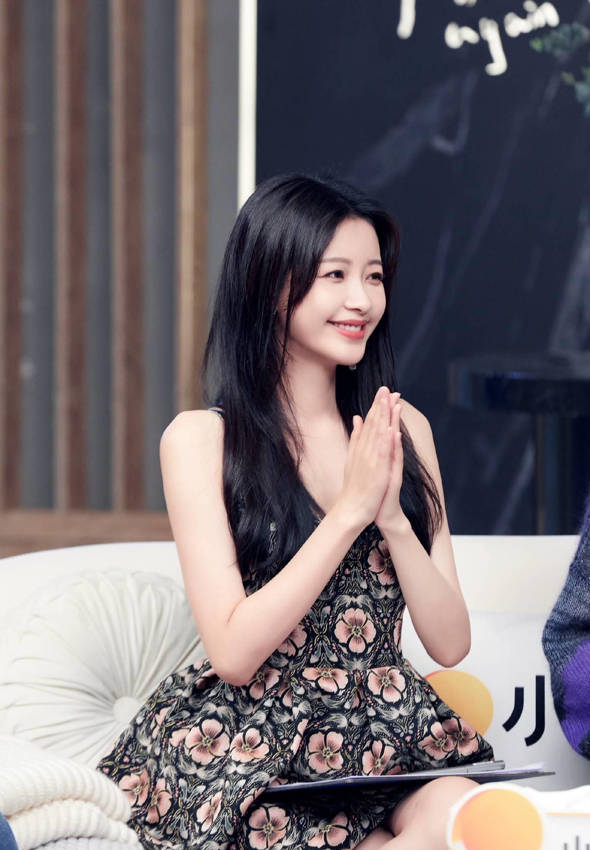 孙怡不愧为"圈内最美最辣妈妈",穿印花吊带裙时髦又不减龄,少女感十足