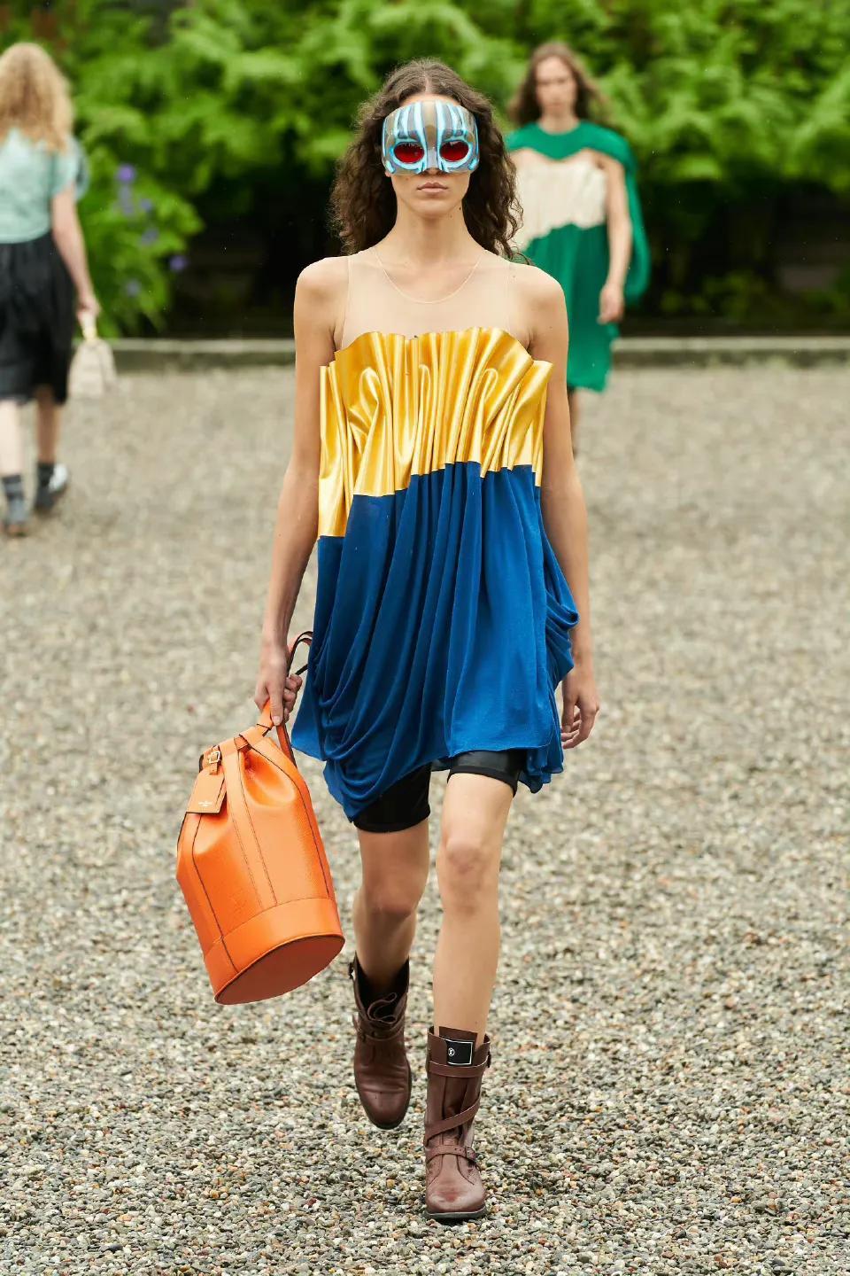 louis vuitton 2024 早春女装大秀_碰撞_路易威登_印花