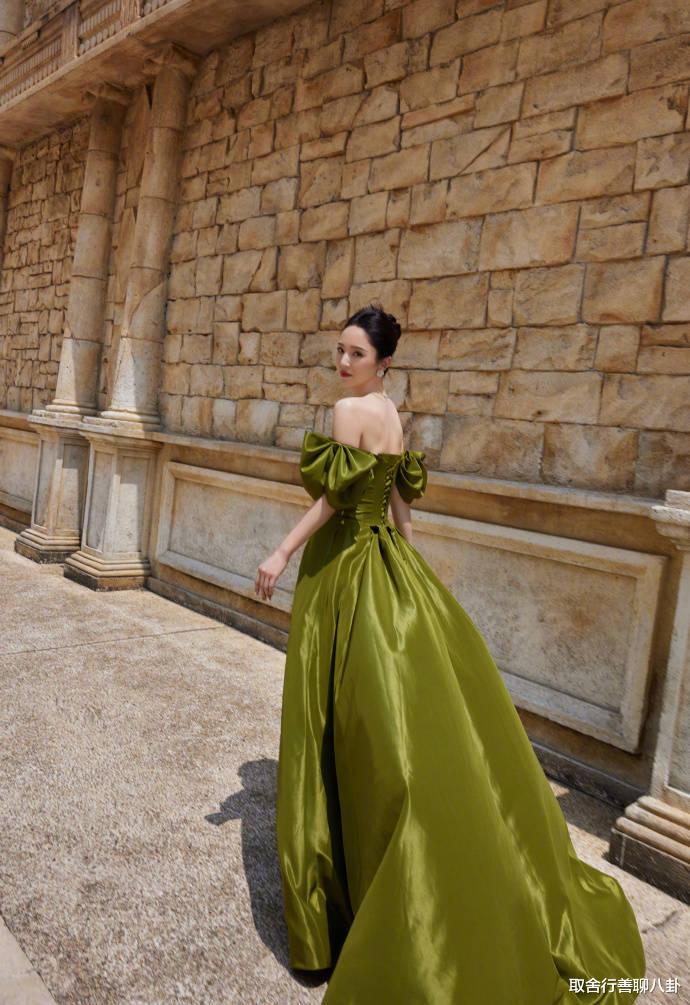 43岁董璇身穿抹胸绿裙出席活动,出道20年依旧风姿绰约,貌美撩人_绿色