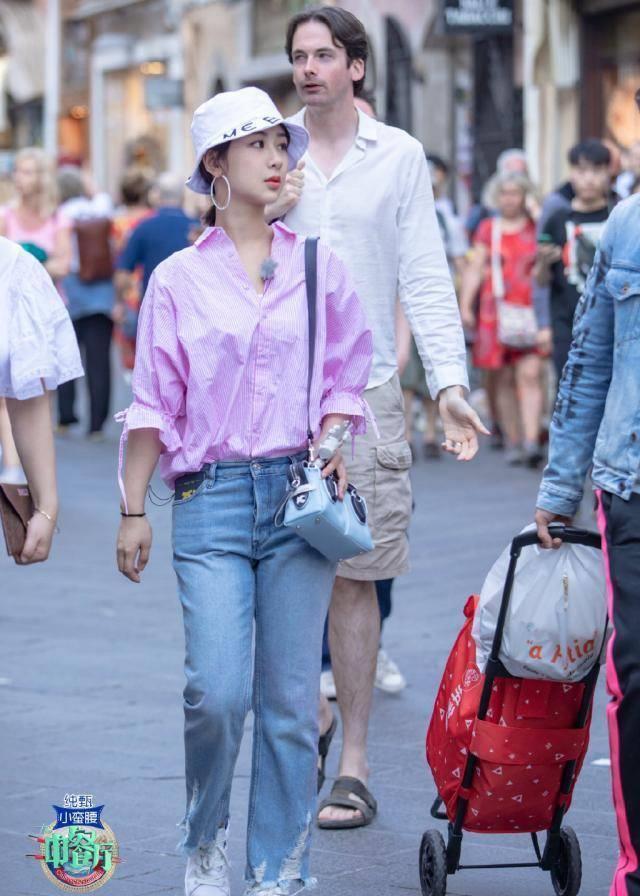 《中餐厅3》机场秀,黄晓明牛仔衣比王俊凯还潮,杨紫粉衬衣好甜_秦海璐