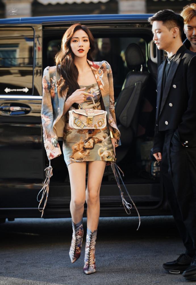 小演员谢可寅一袭亮眼短裙,身着名画,风姿绰约惊艳全场_照片_图案