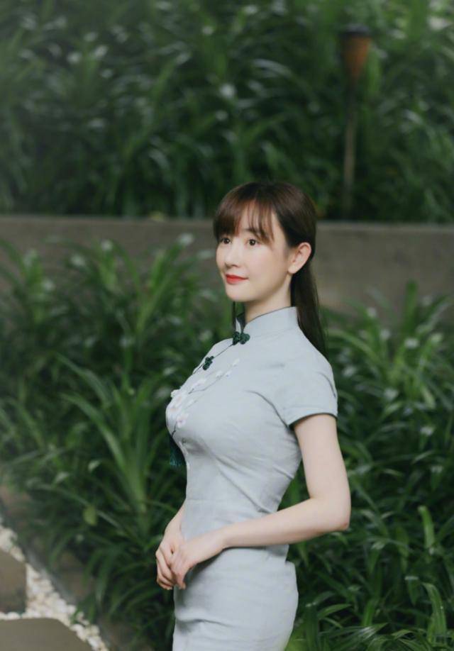 39岁张萌"段位"就是高,趁热打铁晒旗袍美照,大黑皮不见了_黑色_因为