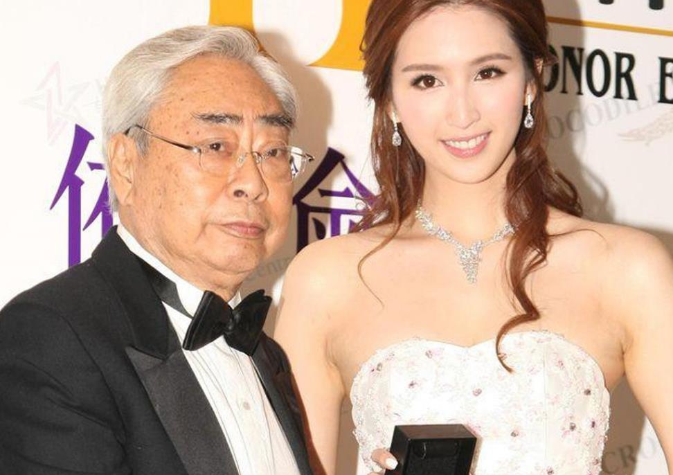 当他父亲的公司恢复和改善后,何傲儿和林建名的关系开始改变,最后分手