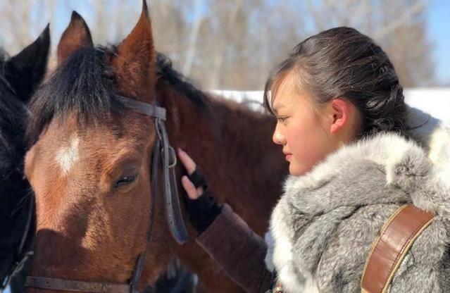 大家可以对比一下,王俊凯和文淇分别在剧中饰演的张保庆和菜瓜遇到