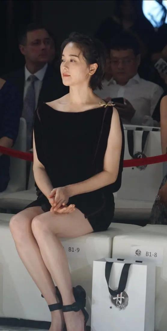 42岁左小青不见老,白衬衫配牛仔裤很少女,扎丸子头美回18岁_造型_感觉