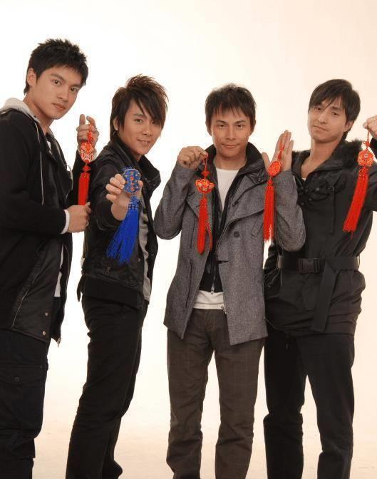 浓眉大眼外型很是抢眼,当时许孟哲随着5566组合走全方位发展,唱歌