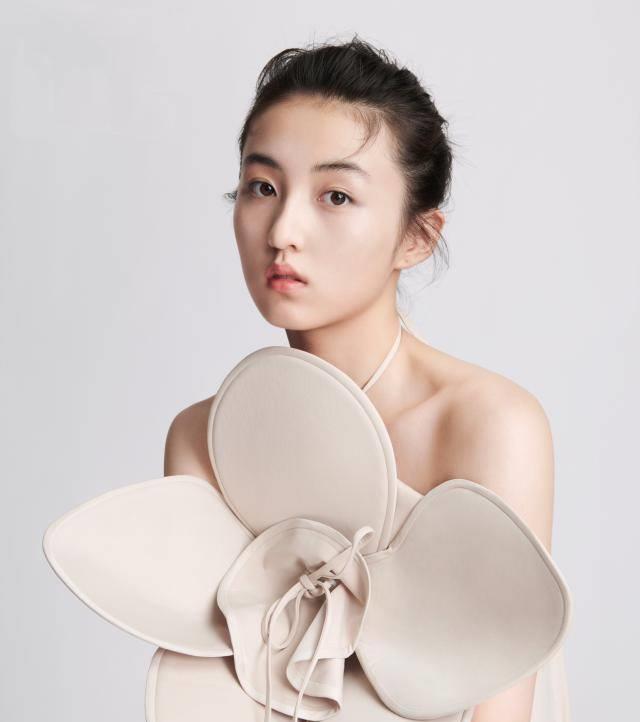 18岁张子枫前途不可估量,最新大片高级复古,当之无愧00后小花旦_妹妹