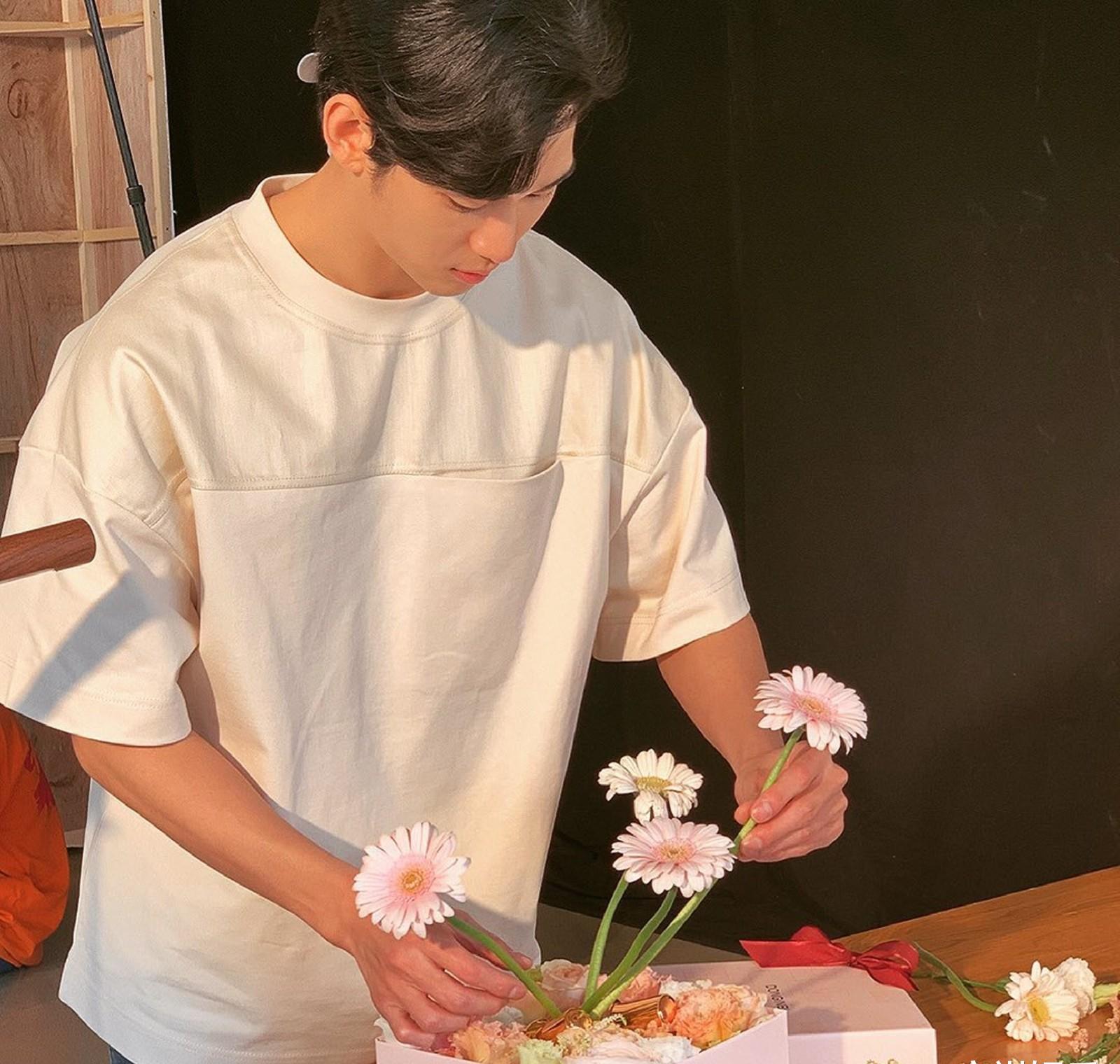 插花做个安静的美男子.( soohyun_k216@instagram)