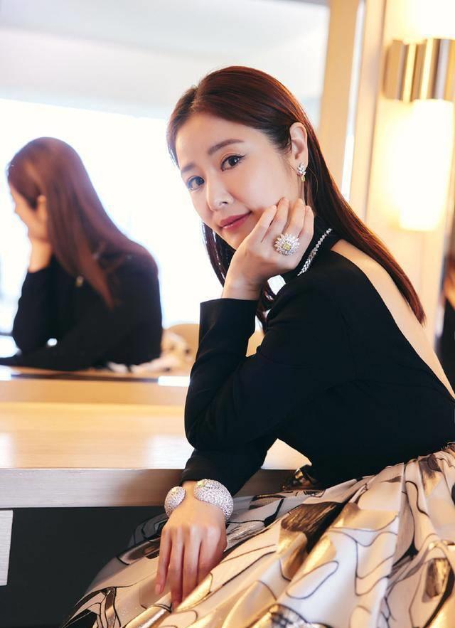 45岁林心如出席活动,穿拼接印花长裙优雅知性,美背露得很巧妙_黑色