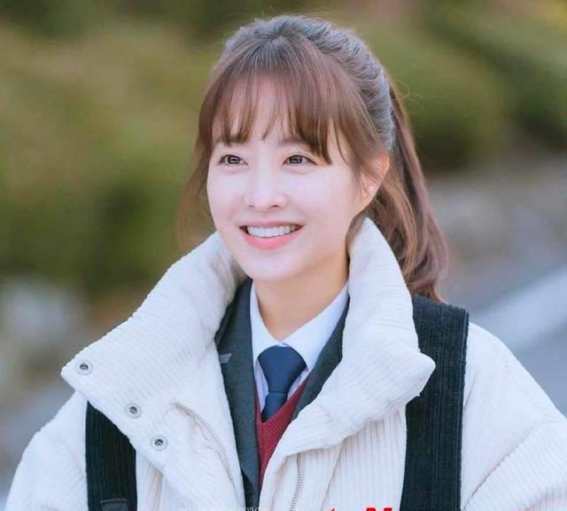 16岁合作李敏镐,出道15年稚气未减,31岁朴宝英凭学生装扮获赞_观众