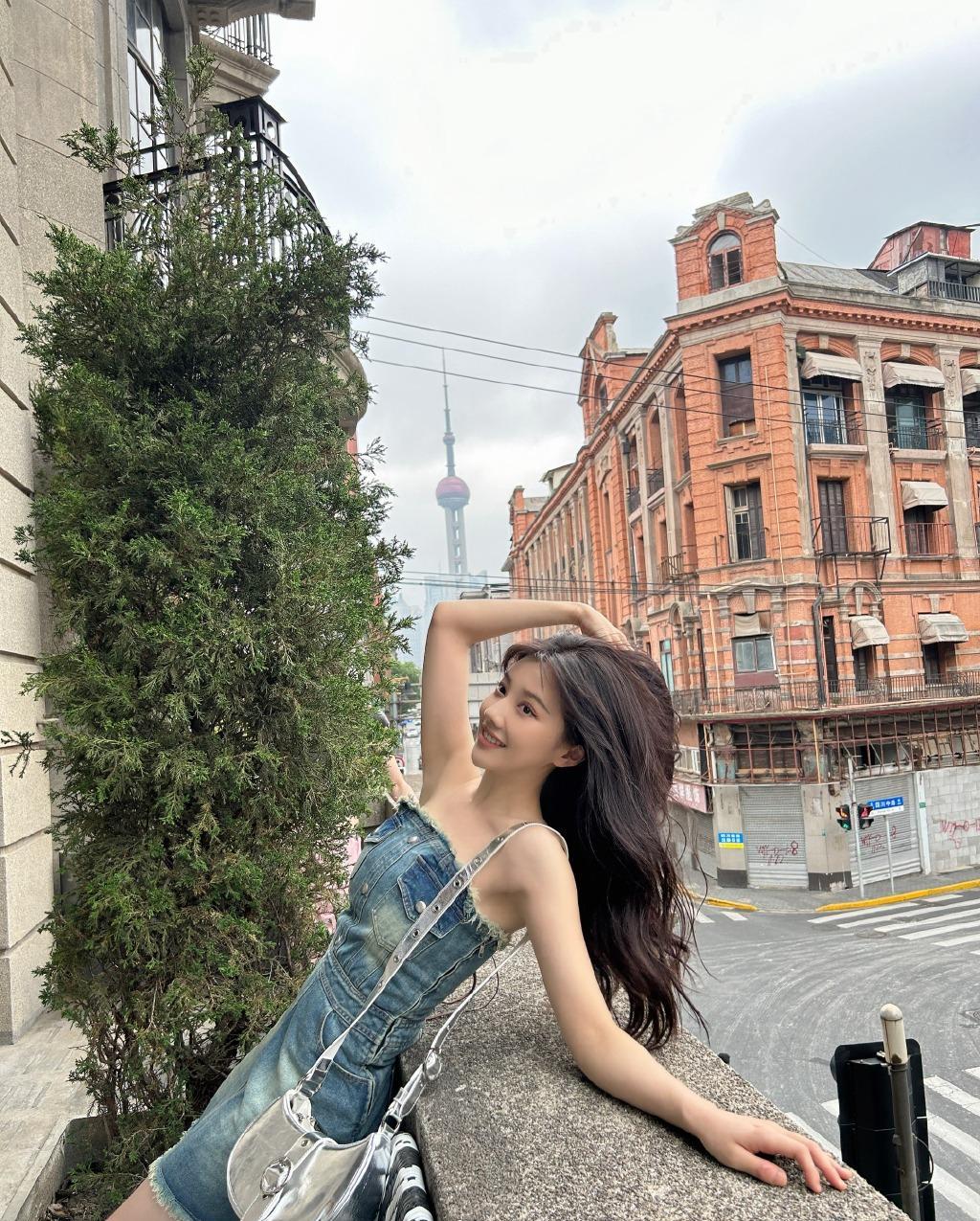 "氧气女神"王鹤润身着牛仔薄裙现身上海,青春靓丽,活泼写真_照片