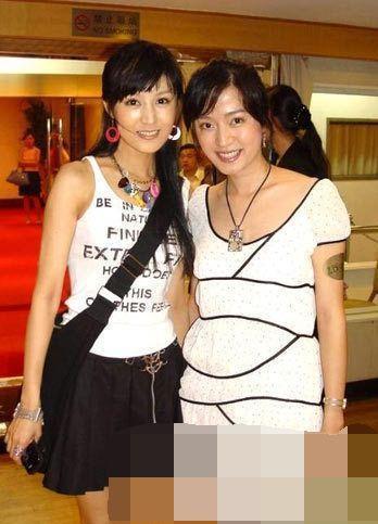 众所周知,陆毅与鲍蕾是一对恩爱夫妻,两人在大学便是恋人.