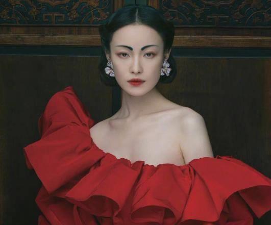 32岁倪妮近照撞脸周迅,穿红裙大秀香肩,浓眉神似逗号太抢镜_生活_肤色