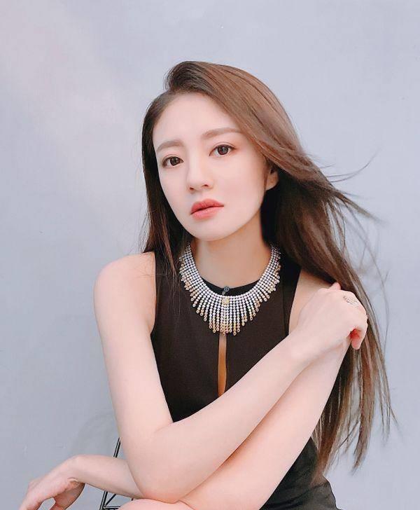 安以轩身上所穿的黑色无袖连衣裙,在无意之间就能够彰显出个人的魅力