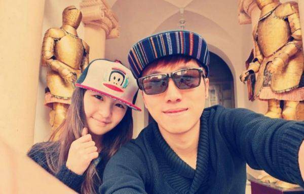 在2018年4月份,张千巽在社交平台上发布了婚纱照,张木易也回应了两人