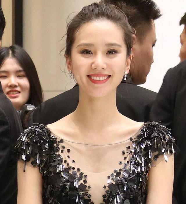 31岁的刘诗诗,出席活动照片没有修饰,笑起来法令纹却如此明显_气质