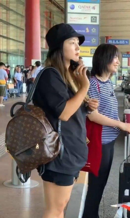 生下孩子才半年有余,况且又是第三胎,讲真,何洁胖一点,也无可厚非.