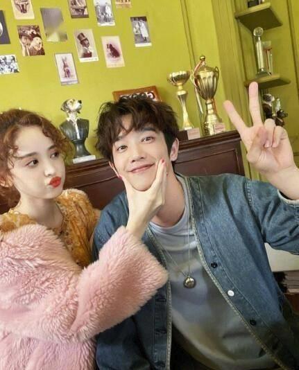 当天两人打扮得都比较随性,虽然刘以豪比娜扎大6岁,但他美丽得很好