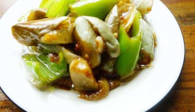 少许白糖一并翻炒;将切块洗净的白茄子滚上干淀粉步骤:将白茄滚刀切块