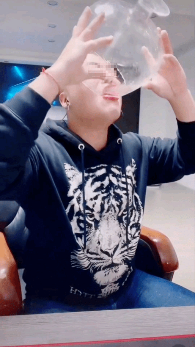 喝下第3瓶白酒时,"三千哥"明显有点不适,但他手指镜头喊道,"我命由我