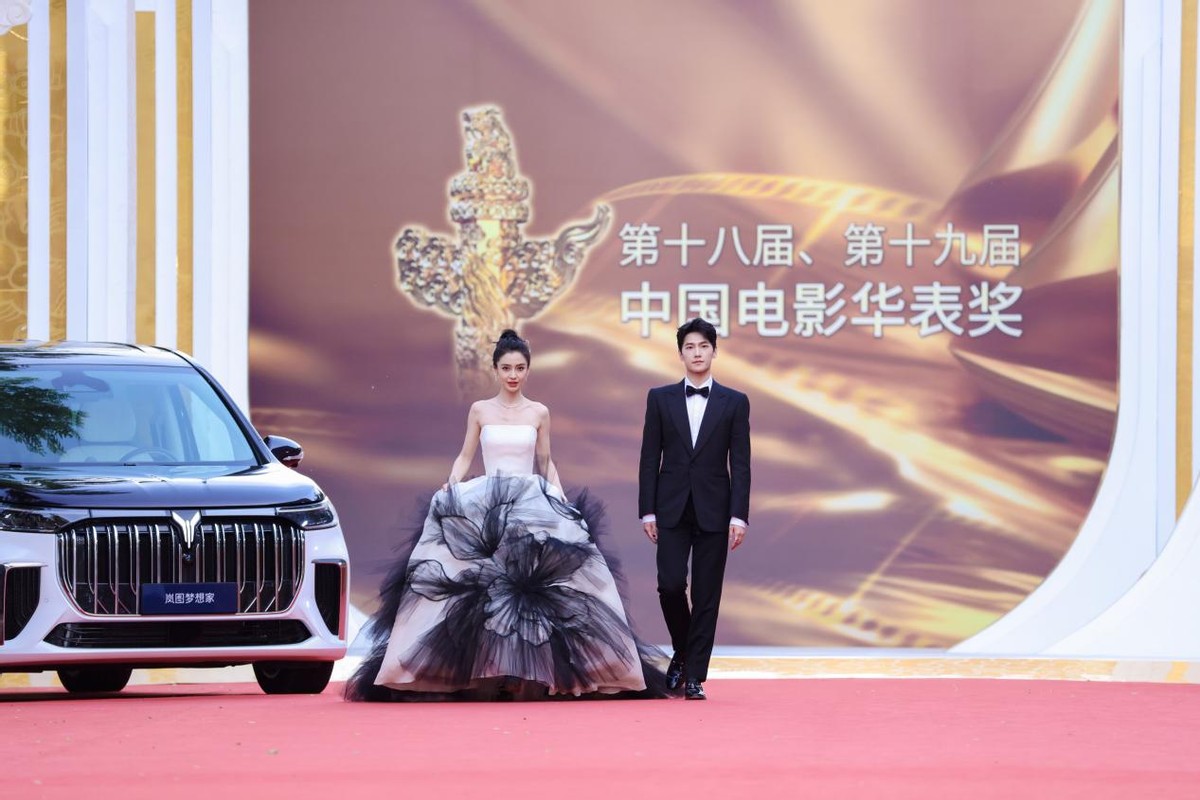 杨颖杨洋华表奖同框,一身黑白水墨纱裙,简直是仙气飘飘_裙子_造型