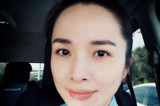 42岁李佳嫁靳东,一家四口十分幸福!