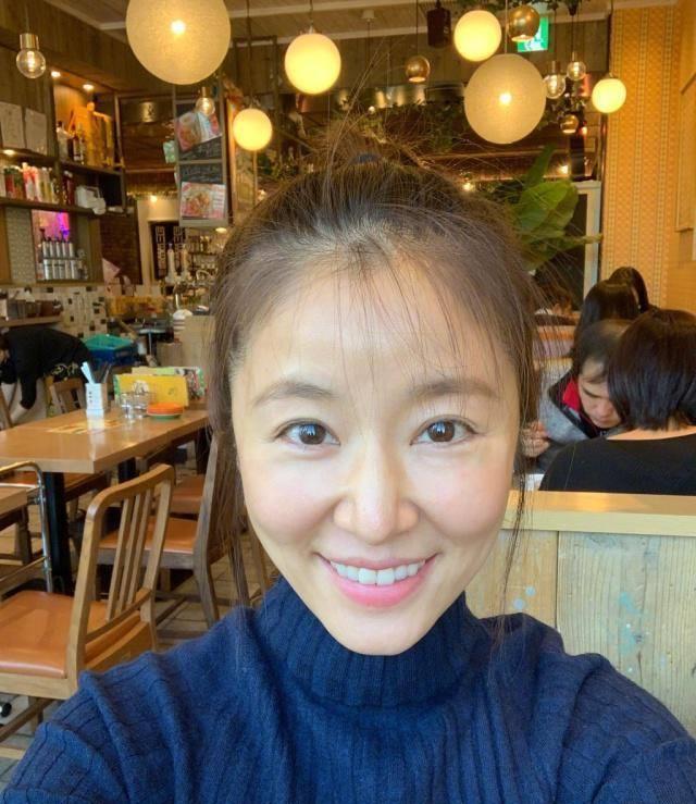 43岁林心如再剪短发,波波头配粉衬衣嫩成学生妹,看完也想换_少女_下巴