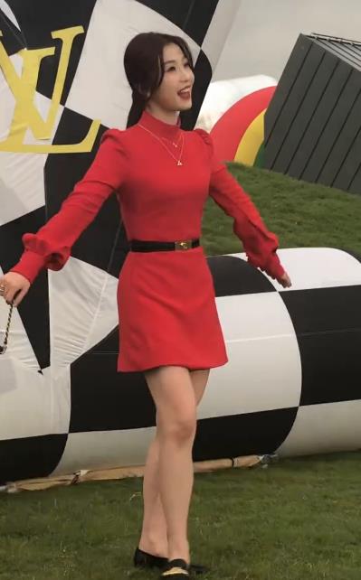 虞书欣一袭红裙出席活动,精修图尽显高贵冷艳,一到现场又变成小作精