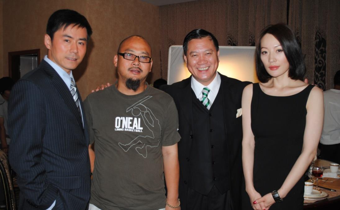 63岁影帝万梓良现身商演,获众人簇拥人气高,唱到破音很是敬业_网友