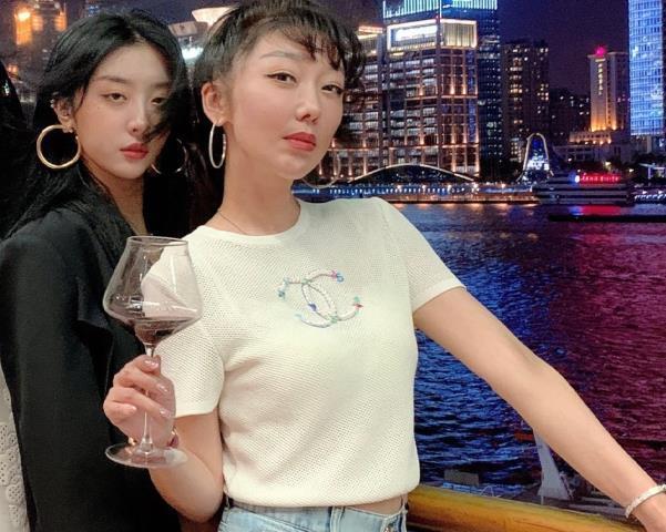 赵小棠坐豪车兜风,妈妈打扮像网红,母女同款"锥子脸"惹人羡慕_镜头