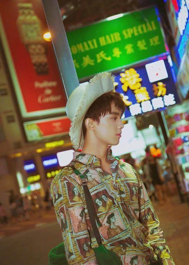 19岁的吴磊冷冽少年如此会穿,不管是正装还是私服都能驾驭超时髦_男生