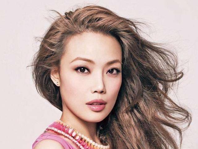 著名多年的容祖儿销售游戏设备,进行巡回演唱,商业演出,制作宣传片,做