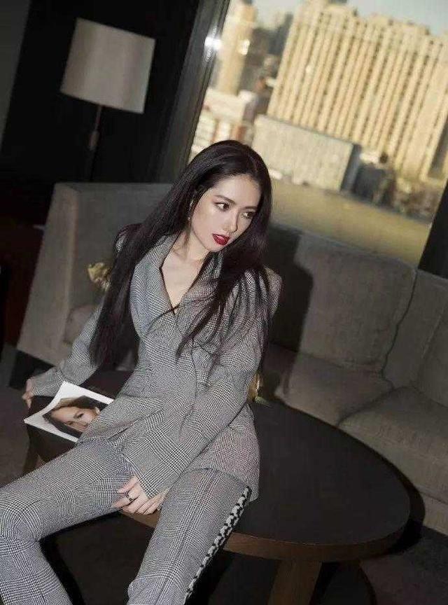 36岁的郭碧婷太美了,穿清新甜美的连衣裙大秀身材,大长腿真吸睛_白色