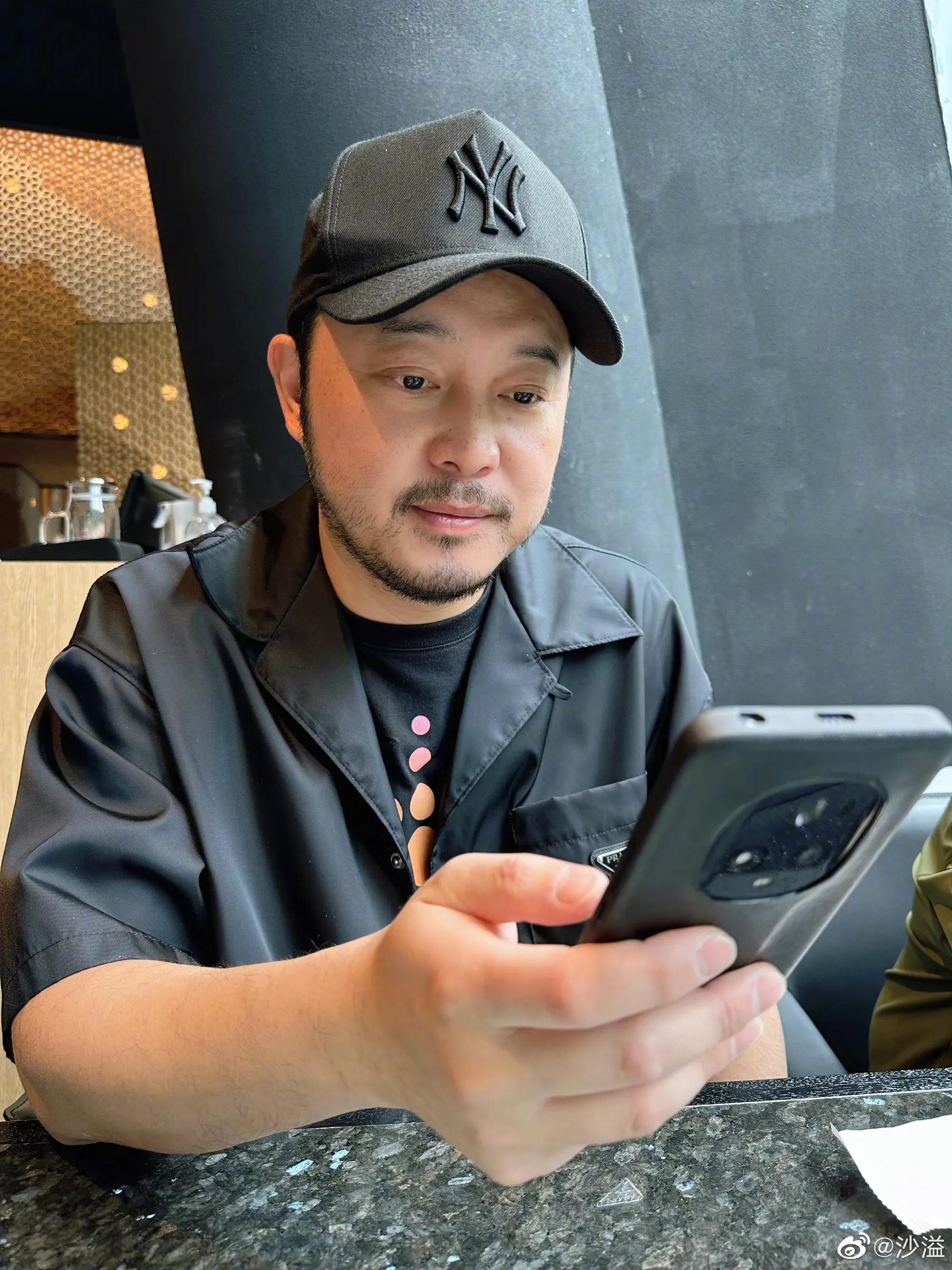 沙溢520表白妻儿,和胡可自拍秀恩爱好幸福,安吉小鱼儿越来越像_老婆_