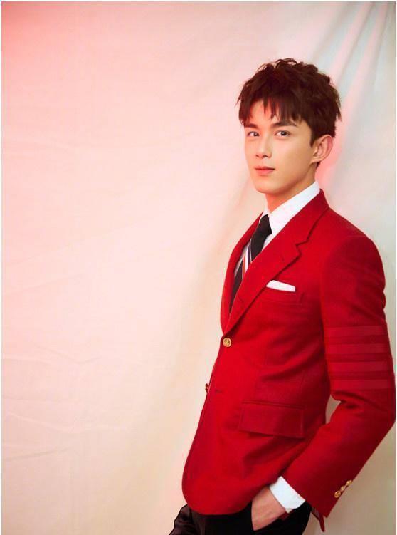 20岁吴磊穿校服好清新,网友:不是衣服的问题,是脸的问题!