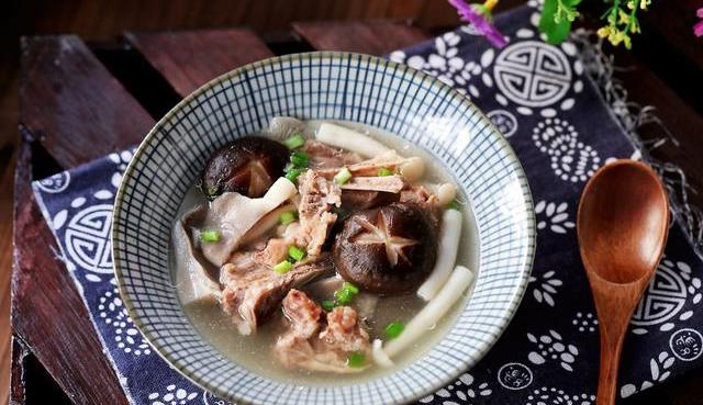 4,加入香菇,海鲜菇,平菇,转大火煮沸后再转小火继续煮20分钟,出锅前