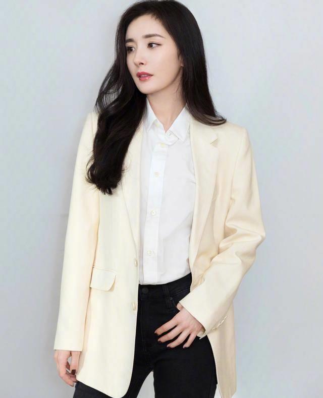 33岁杨幂获"影响力演员",穿3万西装现身领奖,冬天依旧露脚踝_造型