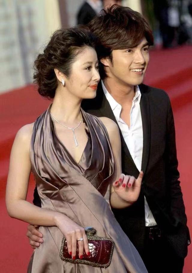 林心如与小七岁的贺军翔同台,妥妥的豪门姐弟,低盘发造型略显老_时尚