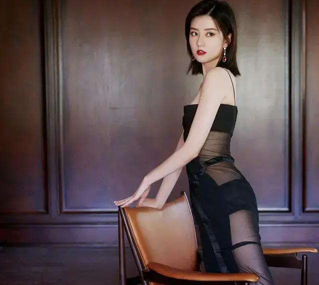 乔欣终于不做"乖乖女",薄纱长裙,好身材呼之欲出_黑色_个性_造型