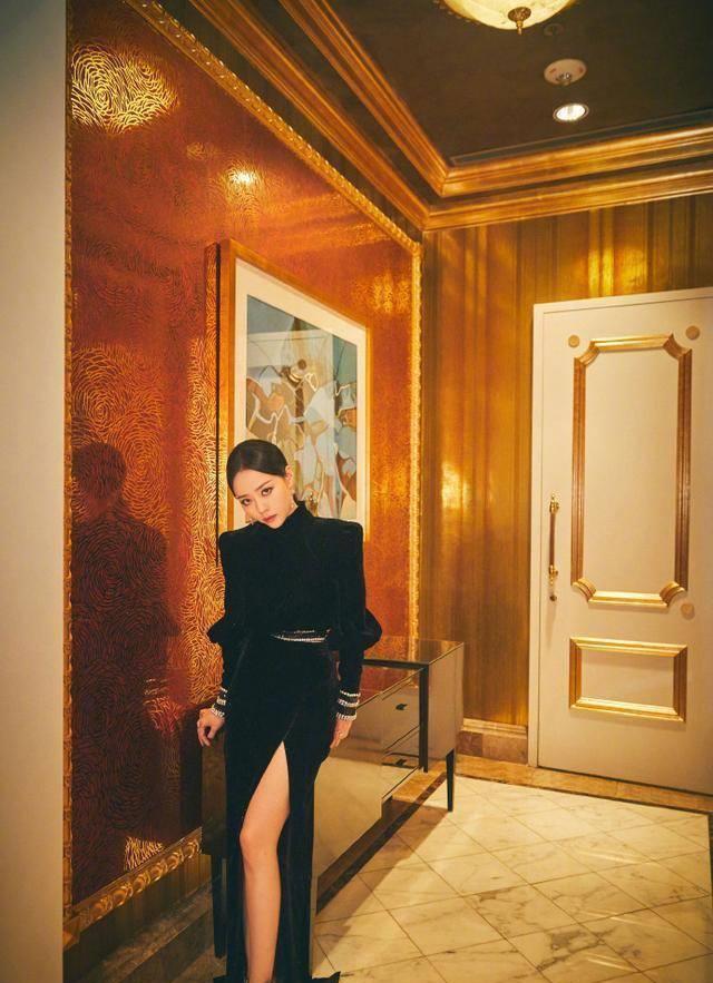 35岁张靓颖胖到不敢认,紧身裙勒出水桶腰,两片羽毛变土味大妈_控制