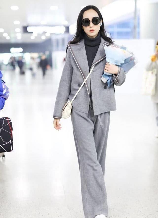 37岁韩雪现身机场,穿灰色套装"风情"依旧,随手撩发人比花娇_整体_外套
